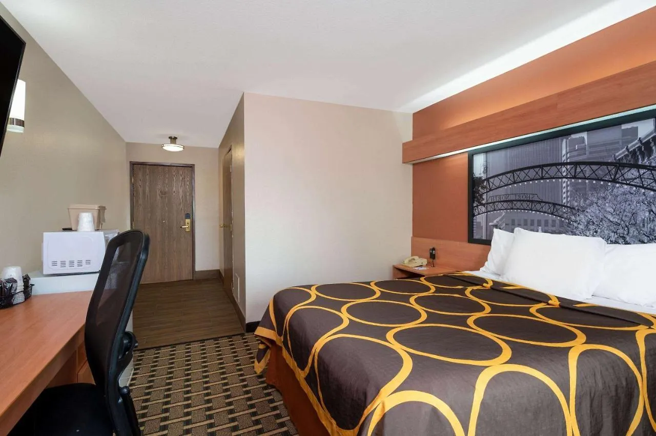 Super 8 By Wyndham Columbus West Hotel 2*,